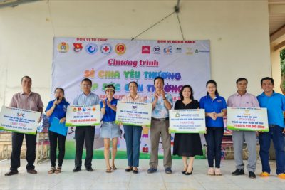 Nhân kỷ niệm 77 năm Cách mạng tháng 8 thành công (19/8/1945 – 19/8/2022), Quốc khánh nước Việt Nam (02/9/1945 – 02/9/2022) và Ngày hội toàn dân đưa trẻ đến trường, ngày 20/8/2022, Công đoàn, Đoàn thanh niên, Hội Cựu chiến binh, Hội Chữ thập đỏ Bệnh viện Từ Dũ đã tổ chức Đoàn từ thiện tham gia hành trình “Sẻ chia yêu thương, tiếp sức đến trường” năm 2022 để thăm tặng quà tại xã Cư Bao, thị xã Buôn Hồ, tỉnh Đắk Lắk. Cùng tham gia với Đoàn có đ/c Phạm Ngọc Nam – Trưởng Ban Tuyên giáo Đảng ủy Sở Y tế, đ/c Trần Thị Thu Thủy – Phó Trưởng phòng Hành chính quản trị, đ/c Nguyễn Tuấn Phi – Chủ tịch Hội Cựu chiến binh Bệnh viện Từ Dũ cùng 36 tình nguyện viên là các y bác sĩ, đoàn viên thanh niên Bệnh viện Từ Dũ đã vượt quãng đường hơn 350km để đến thăm hỏi, tặng quà cho đồng bào dân tộc, học sinh nghèo tại xã Cư Bao, thị xã Buôn Hồ, tỉnh Đắk Lắk. Đoàn Bệnh viện Từ Dũ gửi tặng những phần quà có giá trị đến chính quyền địa phương và các trường học tại xã Cư Bao, thị xã Buôn Hồ, tỉnh Đắk Lắk Xã Cư Bao, thị xã Buôn Hồ, tỉnh Đắk Lắk là một trong những xã có điều kiện kinh tế rất khó khăn của vùng miền núi Tây Nguyên, nơi đây có rất nhiều con em của các gia đình dân tộc thiểu số, các gia đình nghèo, cận nghèo, trẻ em mồ côi, khuyết tật đang phải chịu nhiều thiệt thòi so với các bạn cùng trang lứa về điều kiện học tập, vui chơi và chăm sóc y tế. Thêm vào đó, trước ảnh hưởng của đại dịch COVID-19 trong hơn 2 năm qua, cuộc sống của người dân lại càng khó khăn hơn. Tặng quà cho các em học sinh nghèo của 4 trường Nguyễn Văn Trỗi, Nguyễn Viết Xuân, Y Jut, Ama Jao Sau hơn 1 tháng vận động từ các nhà hảo tâm, của tập thể cán bộ, viên chức Bệnh viện Từ Dũ, các phần quà đã được trao đến tận tay bà con và các em học sinh xã Cư Bao, thị xã Buôn Hồ, tỉnh Đắk Lắk bao gồm: 1.000kg gạo, 700 viên thuốc tẩy giun, 5.000 viên sủi Multivitamin, 1.000 quyển tập, 400 viết chì, 400 viết bi, 50 thùng mì gói, 20 thùng sữa tươi, 500 phần quà quần áo học sinh, giày, 35 thẻ bảo hiểm y tế học sinh, 10 chiếc xe đạp, cặp sách, áo thể thao, đồ chơi, quần áo, giày dép, sách giáo khoa, truyện tranh,… với tổng trị giá hơn 500 triệu đồng. Đoàn từ thiện tặng gạo và tổ chức phiên chợ 0 đồng để bà con dân tộc và các em học sinh nghèo chọn lựa quần áo, đồ dùng học sinh, giày dép, đồ chơi,… Ngoài ra, Đoàn đã tổ chức phiên chợ 0 đồng để bà con dân tộc lựa chọn quần áo, giày dép, đồ dùng học sinh,… để sử dụng cũng như biểu diễn các tiết mục văn nghệ, tổ chức trò chơi giao lưu vui tươi, sôi nổi. Các hoạt động ý nghĩa thiết thực này đã góp phần chăm lo đời sống của người đồng bào dân tộc và các trẻ em nghèo tại xã Cư Bao, thị xã Buôn Hồ, tỉnh Đắk Lắk tiếp thêm động lực cho Ngày hội toàn dân đưa trẻ đến trường khi năm học mới 2022 – 2023 sắp khai giảng.