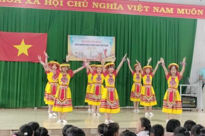 Ngày nhà giáo Việt Nam (hay ngày lễ Hiến chương nhà giáo Việt Nam) là một ngày kỷ niệm được tổ chức hằng năm vào ngày 20 tháng 11 tại Việt Nam.  Ý nghĩa của Quốc tế hiến chương các nhà giáo đã hoàn thành sứ mạng lịch sử với giáo giới Việt Nam. Và ngày 20/11 đã trở thành ngày truyền thống với mọi nội dung của giáo giới Việt Nam và nhân Việt Nam. Dù còn ở tuổi cắp sách tới trường, hay đã trưởng thành rời ghế nhà trường, mỗi người Việt Nam vẫn luôn hướng đến ngày 20/11 với  truyền thống tốt đẹp của dân tộc: Tôn sư trọng đạo; Không thầy đố mày làm nên; Ăn quả nhớ kẻ trồng cây, Có danh có vọng nhớ thầy khi xưa. Dân tộc Việt Nam vốn có truyền thống “ Tôn sư – trọng đạo”; “ Uống nước nhớ nguồn – Ăn quả nhớ người trồng cây ”, là những truyền thống quý báu mãi được khắc sâu trong tâm hồn của mỗi học sinh, vì đó là truyền thống quý báu thể  hiện sự biết ơn của các thế hệ học sinh với thế hệ các thầy cô giáo, những người đã vất vả hy sinh đem tri thức khoa học, những bài học đạo đức làm người chó các em học sinh thân yêu. Trải qua  các thời kỳ, người thầy, người cô vẫn luôn gớp phần không nhỏ trong việc hun đúc nên tâm hồn Việt Nam, là cầu nối giữa quá khứ – hiện tại và tương lai dân tộc, người thầy giáo, cô giáo được tôn vinh là những kỹ sư tâm hồn, nghề dậy học là nghể cao quý nhất trong những nghề cao quý, vì nó sáng tạo ra con người sáng tạo, thực hiện theo lời dậy của Bác Hồ kính yêu. Vì lợi ích mười năm trồng cây Vì lợi ích trăm năm trồng người      Để tỏ lòng biết ơn các thầy, cô giáo những người lái đò thầm lặng, đã đưa chúng em qua sông để đi đến bến bờ tương lai ngời sáng và trở thành những người có ích cho đời. Chương trình văn nghệ hôm nay xin được gửi tới các thầy, cô giáo những lời ca, tiếng hát, điệu  múa chào mừng ngày nhà giáo Việt Nam 20/11, với sự tham gia biểu diễn của các bạn học sinh.