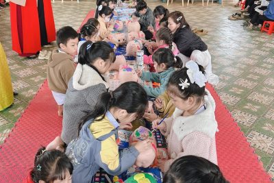Trong đời sống tinh thần của mỗi chúng ta, sách đóng vai trò rất quan trọng: Sách là chiếc chìa khoá vạn năng mở cửa lâu đài trí tuệ và tâm hồn con người, là người thầy siêu việt thắp sáng trong ta nguồn tri thức vô tận, dạy chúng ta biết sống và biết hy sinh; Sách là kho tàng tri thức quan trọng đối với tất cả mọi người bởi sách ghi lại những kiến thức, những giá trị của cuộc sống mà người đi trước đã kiếm tìm, học tập, trải nghiệm và truyền lại cho thế hệ sau. Những cuốn sách có nội dung tốt sẽ đưa đến cho chúng ta không chỉ những hiểu biết mới mà còn cả những sự suy nghĩ tìm tòi và sự biến đổi về tâm hồn. Có thể nói sách chính là người bạn tâm giao chia sẻ mọi nỗi vui, buồn sâu kín của mỗi con người. Mọi thành công của con người đều nhờ sự kết hợp của kinh nghiệm bản thân với tri thức lĩnh hội được từ việc học trong cuộc sống và trong sách vở. Chính vì vậy mà từ lâu sách đã trở thành một nhu cầu cần thiết của loài người trên thế giới. Xuất phát từ nhận thức đúng đắn về mục đích, ý nghĩa và vai trò to lớn của việc đọc sách, xuất phát từ thực trạng của việc đọc sách hiện nay. Ngày 17/1/2025 Trường TH Nguyễn Viết Xuân tổ chức “Ngày hội đọc sách”. Đây là hoạt động thiết thực, có ý nghĩa giúp cho các bạn học sinh hình thành thói quen đọc sách, tạo nền tảng cho việc tự học, học tập suốt đời của mỗi người, và nhằm giúp mỗi người được tiếp cận với nhiều loại sách báo từ đó giúp mình tìm được niềm vui trong đọc sách mà hình thành thói quen đọc sách bổ ích để mở rộng kiến thức, nuôi dưỡng tâm hồn, hình thành kĩ năng sống và chuẩn bị những hành trang tốt nhất cho tương lai của mình.