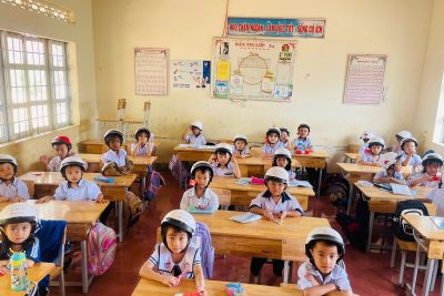 Thực hiện chương trình phối hợp trao tặng mũ bảo hiểm cho học sinh năm học 2025 -2026 trên toàn tỉnh với chủ đề “Trao tặng mũ bảo hiểm – Giữ trọn ước mơ” của Ủy ban An toàn giao thông Quốc gia, Bộ GD-ĐT và Công ty HonDa đã phối hợp với trường Tiểu học Nguyễn Viết Xuân trao tặng 61 mũ bảo hiểm cho các em học sinh lớp 1.       Bạn nào cũng vui tươi, phấn khởi, khi được nhận chiếc mũ rất đáng yêu, xinh xắn, đảm bảo quy chuẩn kĩ thuật.      Các thầy cô tin tưởng rằng chiếc mũ sẽ trở thành người bạn thân thiết mà các con luôn luôn mang theo cũng như nhắc nhở người lớn về sự an toàn trước mỗi hành trình. Các bạn học sinh hãy xây dựng cho mình những giá trị văn hóa giao thông an toàn, làm hành trang cùng các con đi đến tương lai “Giữ trọn Ước mơ” của mình.      Dưới đây là một số hình ảnh của chương trình: