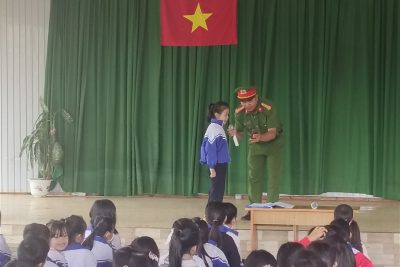 Hiện nay, tình hình giao thông Việt Nam vô cùng phức tạp với số người tử vong vì tai nạn giao thông hàng năm còn rất cao.           Nguyên nhân dẫn đến tai nạn giao thông chủ yếu xuất phát từ ý thức tham gia giao thông, kỹ năng lái xe an toàn và khả năng dự đoán về phòng tránh nguy hiểm của đại đa số người dân còn kém.           Những năm gần đây công tác tuyên truyền, phổ biến, giáo dục pháp luật giữ một vị trí quan trọng trong công tác giáo dục, “Sống và làm việc theo hiến pháp và pháp luật” là biểu hiện của một xã hội văn minh, vì vậy giáo dục cho HS ý thức làm chủ hành vi của mình theo sự điều chỉnh của pháp luật, đặc biệt là Luật giao thông đường bộ có ý nghĩa thiết thực góp phần nâng cao ý thức chấp hành Luật giao thông, giảm thiểu tai nạn trong quá trình tham gia giao thông, thực hiện tốt nội dung giáo dục an toàn giao thông trong trường học.           Xuất phát từ ý nghĩa to lớn của an toàn giao thông đối với cuộc sống bình yên của cộng đồng và an toàn xã hội, nhằm đổi mới phương pháp giảng dạy, nâng cao chất lượng giáo dục luật ATGT trong các trường học, làm chuyển biến quan trọng về nhận thức và ý thức tôn trọng, tự giác chấp hành luật giao thông trong CB giáo viên và học sinh, giúp HS hình thành được những kĩ năng cơ bản về ATGT, bổ sung, củng cố kiến thức ATGT cho các em, trường TH Nguyễn Viết Xuân  phối hợp với CA xã Cư Bao tổ chức “Chương trình tìm hiểu và chia sẻ kiến thức an toàn giao thông” trong giờ chào cờ, ngày 07/11/2022, với mong muốn xây dựng ý thức về ATGT cho các em những thế hệ tương lai của đất nước, để các em có thể tự bảo vệ mình tránh khỏi những tai nạn giao thông đáng tiếc và để các em lớn lên trở thành những công dân mẫu mực trong việc tham gia giao thông.           I. Thành phần tham dự “Chương trình tìm hiểu và chia sẻ kiến thức an toàn giao thông” gồm:           1. CA Xã Cư Bao           DC  Trần Đình Thành – Phó trưởng CA xã.           2. BGH trường TH Nguyễn Viết Xuân và 21 CBGVNV cùng với 296  học sinh của trường.