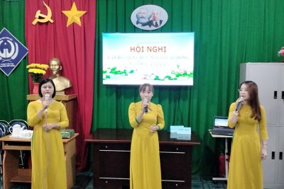 Hòa trong niềm vui hân hoan của năm học mới, năm học có nhiều sự kiện trọng đại của đất nước, năm học với chủ đề “Đổi mới căn bản – toàn diện giáo dục và đào tạo”, toàn ngành giáo dục tiếp tục thực hiện 3 cuộc vận động lớn và phong trào thi đua “Xây dựng trường học thân thiện, học sinh tích cực”. Để nâng cao chất lượng dạy học trong nhà trường đòi hỏi nhà giáo phải không ngừng học tập, tự học, tự rèn, nâng cao trình độ chuyên môn nghiệp vụ của mình, tu dưỡng phẩm chất, đạo đức tác phong sư phạm. Thực sự mỗi người thầy là một tấm gương về đạo đức, để học sinh noi theo. Hôm nay, được sự chỉ đạo của Phòng Giáo dục – Đào tạo. Thị Xx Buôn Hồ, trường TH Nguyễn Viết Xuân tổ chức Hội nghị cán bộ công chức năm học  2022-2023 nhằm đánh giá quá trình hoạt động của toàn trường trong năm học qua đồng thời đề ra phương hướng, nhiệm vụ năm học mới.