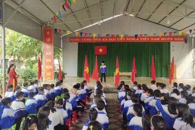 Trong bối cảnh xã hội số hiện nay, khi thông tin tiêu cực và nội dung rác dần xâm nhập vào môi trường sống của giới trẻ, phong trào “Mỗi tuần một câu chuyện đẹp, một cuốn sách hay, một tấm gương sáng” ra đời như một giải pháp giáo dục hiệu quả, nuôi dưỡng tâm hồn và định hướng nhân cách cho thế hệ trẻ. Từ các trường học trên khắp cả nước, phong trào này không chỉ trở thành hoạt động thường nhật mà còn lan tỏa rộng rãi ra cộng đồng, góp phần xây dựng môi trường sống lành mạnh, giàu giá trị nhân văn.