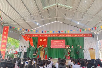 Trong sự nghiệp giáo dục để góp phần xây dựng và bảo vệ Tổ quốc, các nhà trường luôn có mối quan hệ mật thiết với lực lượng Quân đội nhân dân Việt Nam. Mối quan hệ đó đã trở thành truyền thống tốt đẹp, khăng khít “Quân với dân như cá với nước”.  Trường Tiểu học Nguyễn Viết Xuân được thành lập theo Quyết đinh số          215/QĐ-UBND ngày 15 tháng 11 năm 2003 của Chủ tịch UBND huyện Krông buk nay là Thị Xã Buôn Hồ nằm trên địa bàn xã Cư Bao, thị xã Buôn Hồ, Là ngôi trường trước đây từng là phân hiệu thứ 2 của trường Tiểu học Nguyễn Văn Trỗi nhưng sau đó đã được tách ra và thành lập vào năm 2003 dù sinh sau đẻ muộn hơn các trường khác trong địa bàn xã. Nhưng nhà trường cũng đã gặt hái được nhiều thành công vang dội to lớn trong các lĩnh vực thi đua giảng dạy và học tập. Trường tiểu học Nguyễn Viết Xuân là một trong những trường đạt chuẩn quốc gia mức độ 1 vào năm 2010 được công nhận lại vào năm 2018. Trong công tác giáo dục, bồi dưỡng nâng cao nhận thức lý luận về chủ nghĩa Mác-Lênin, tư tưởng Hồ Chí minh, đường lối chính sách của Đảng, hiến pháp, pháp luật của Nhà nước, truyền thống dân tộc, quân đội, địa phương, đơn vị và nhà trường. Góp phần bồi dưỡng nâng cao phẩm chất đạo đức, lối sống cho cán bộ, chiến sĩ, giáo viên,học sinh của đơn vị và nhà trường. Tổ chức triển khai thực hiện tốt các hoạt động nhân kỷ niệm các ngày lễ lớn của Đảng, Nhà nước, Quân đội, địa phương, nhà trường và đơn vị. Tăng cường đổi mới nội dung, hình thức công tác giáo dục những kiến thức cơ bản trong thực hiện các phong trào thi đua, các cuộc vận động, xây dựng nếp sống văn minh, thanh lịch, trao đổi thông tin, chia sẻ kinh nghiệm về công tác Đoàn, Đội, Hội và định kỳ tổ chức rút kinh nghiệm trong công tác triển khai các hoạt động kết nghĩa, các hoạt động văn hóa, văn nghệ, thể dục thể thao… Tiểu học Nguyễn Viết Xuân – Đại đội Cối 82, Tiểu đoàn 7, Trung đoàn 95 thống nhất ký kết chương trình phối hợp hoạt động với các nội dung chủ yếu sau:         I. CƠ CHẾ HOẠT ĐỘNG KẾT NGHĨA Mọi hoạt động kết nghĩa đều đặt dưới sự lãnh đạo, chỉ đạo trực tiếp của Đảng ủy chri huy Trung đoàn 95, Tiểu đoàn 7, Đảng ủy xã Cư Bao, Phòng giáo dục và đào tạo TX, Buôn Hồ. Sự điều hành tổ chức thực hiện của lãnh đạo, chỉ huy Đại đội và BGH Trường Tiểu học Nguyễn Viết Xuân. Tổ thường trực kết nghĩa trực tiếp làm tham mưu cho lãnh đạo, chỉ huy, BGH của hai đơn vị và tổ chức thực hiện chương trình hoạt động kết nghĩa đã được thống nhất.     II. TRÁCH NHIỆM VÀ NỘI DUNG KẾT NGHĨA   A. Đối với Đại đội Cối 82           Hằng năm theo kế hoạch của cấp trên và tình hình thực tiễn của đon vị tổ chức lực lượng bộ đội thích hợp giúp nhà trường một số công việc, khắc phục các khó khăn theo khả năng của đơn vị.           Phối hợp với Trường TH Nguyễn Viết Xuân, đấu tranh có hiệu quả làm thất bại chiến lược “DBHB”, bạo loạn lật đổ và âm mưu chia rẽ khối đại đoàn kết dân tộc của các thế lực thù địch. Tuyên truyền rộng rãi cho cán bộ chiến sĩ trong đơn vị về truyền thống đoàn kết của giáo viên, CNV Trường Tiểu học Nguyễn Viết Xuân. Quán triệt cho bộ đội nhận thức đúng đắn về nhiệm vụ dân vận từ đó nâng cao trách nhiệ trong thực hiện các chương trình kết nghĩa giữ hai đơn vị.           Cùng với Trường TH Nguyễn Viết Xuân tham gia chương các hoạt động VHVN-TDTT trong các ngày lễ của Đất nước, của dân tộc và của hai đơn vị.   B. Đối với Trường Tiểu học Nguyễn Viết Xuân Với khả năng và trách nhiệm của mình tạo điều kiện giúp đỡ Đại đội Cối 82 hoàn thành tốt nhiệm vụ dân vận cũng như các nhiệm vụ khác. Động viên các bộ chiến sĩ Đại đội hoàn thành tốt nhiệm vụ của mình. Theo từng thời điểm nhất là các ngày lễ, tết, các ngày kỉ niệm. Phối hợp với các đơn vụ tổ chức các hoạt động VHVN-TDTT, thi tìm hiểu truyền thống. Động viên hai bên hoàn thành tốt nhiệm vụ và xây dựng đời sống văn hóa tinh thần vui tươi lành mạnh. Tích cực phối hợp chặt chẽ với Đại đội trên một số mặt trong các hoạt động xã hội như nắm tình hình địa bàn, làm công tắc dân vận, phòng chống các tệ nạn. III. CHẾ ĐỘ LÀM VIỆC VÀ MỐI QUAN HỆ TRONG KẾT NGHĨA A.	Chế độ làm việc Định kì hàng thãng lãnh đạo và chỉ huy hai đơn vị các trách nhiệm thông báo cho nhau về tình hình thực hiện mối quan hệ và kết quả trong hoạt động kết nghĩa; tiến hành giao ban để rút kinh nghiệm thực hiện chương trình và thống nhất nội dung, kết hoạch, thời gian, biện pháp thực hiện giai đoạn tiếp theo. Khi có công việc đột xuất hai bên phải thông báo cho nhau để giải quyết kịp thời. Hai bên lập tổ chức thường trực kết nghĩa làm cơ quan giúp việc theo dõi nắm tình hình, tham mưu đề xuất cho lãnh đạo, chính quyền hai bên, thành phầm gồm: 1. Bí thư Chi bộ Đại đội Cối 82. 2. Bí thư Chi bộ, Hiệu trưởng Trường Tiểu học Nguyễn Viết Xuân. 3. Bí thư Chi đoàn Đại đội Cối 82. 3. Tổng phụ trách Trường TH Nguyễn Viết Xuân. Hai bên lập số quan hệ kết nghĩa để tổng hợp tình hình ghi chép kết quả thực hiện và ý kiến của lãnh đọa, của cán bộ, chiến sĩ và cán bộ, giáo viên, CNV hai bên.   B. Mối quan hệ Mối quan hệ giữ hai bên là mối quan hệ bình đẳng, phối hợp trên nguyên tắc vì lợi ích và nguyện vọng của cán bộ, chiến sĩ Đại đội Cối 82 và cán bộ, giáo viên, CNV, học sinh Trường TH Nguyễn Viết Xuân. Tất cả sự nghiệp “Dân giàu, nước mạnh, dân chủ, công bằng, văn minh”. Nhằm xây dựng và bảo vệ vững chắc Tổ quốc Việt Nam XHCN. IV. NHỮNG NỘI DUNG CHÍNH PHỐI HỢP HOẠT ĐỘNG KẾT NGHĨA 1. Phối hợp trong lĩnh vực tuyên truyền, giáo dục, vận động cán bộ, đoàn viên thanh niên thực hiện tốt đường lối, chủ trương của Đảng, chính sách, pháp luật nhà nước – Phối hợp tuyên truyền những chủ trương, nghị quyết của Đảng, chính sách và pháp luật của nhà nước: Truyền thống tốt đẹp “Bộ đội cụ Hồ” của QĐNDVN, truyền thống của 2 đơn vị. – Phối hợp tổ chức tuyên truyền giáo dục chính trị, tư tưởng nhằm nâng cao nhận thức cho hai đơn vị trong việc giáo dục pháp luật, giáo dục truyền thống đạo đức, lối sống thông qua các ngày lễ lớn trong năm và gắn liền với các cuộc vận động lớn của đất nước của quân đội. Tổ chức họp mặt, giao lưu văn hoá văn nghệ, nghe nói chuyện truyền thống, du khảo về nguồn,….. Qua đó tạo cho mỗi cán bộ, giáo viên, nhân viên, các em học sinh cùng với cán bộ chiến sĩ ngày càng hoàn thiện bản thân mình nhiều hơn nữa, giác ngộ sâu sắc lý tưởng cách mạng, tư tưởng đạo đức, lối sống của Chủ tịch Hồ Chí Minh; xung kích đi đầu trong mọi lĩnh vực công tác, hoàn thành tốt mọi nhiệm vụ được giao; thực hành tiết kiệm, chống tham ô, lãng phí, quan liêu, …. Tham gia tuyên truyền về dân số, kế hoạch hóa gia đình, bài trừ mê tín dị đoan, phòng chống các tệ nạn xã hội, xây dựng nếp sống văn hóa mới. 2. Tham gia giữ gìn an ninh chính trị, trật tự an toàn xã hội – Theo chức năng, nhiệm vụ của từng đơn vị sẽ giúp nhau hoàn thành tốt các mặt công tác được giao, dựa trên cơ sở nhất trí của hai đơn vị và phê duyệt của lãnh đạo. – Vận động cán bộ, giáo viên, nhân viên, học sinh nhà trường cùng cán bộ chiến sĩ đơn vị gương mẫu trong việc thực hiện các chủ trương của Đảng, chính sách, pháp luật của Nhà nước và các văn bản có liên quan đến an ninh chính trị, trật tự an toàn xã hội, Luật an toàn giao thông… – Tham gia thực hiện công tác chăm sóc các bà mẹ Việt Nam anh hùng, các gia đình thương binh, liệt sĩ, gia đình có công với cách mạng, giúp đỡ các em học sinh có hoàn cảnh đặc biệt khó khăn thông qua việc tuyên truyền vận động cán bộ, giáo viên, nhân viên, phụ huynh học sinh cùng cán bộ chiến sĩ tích cực ủng hộ quỹ phúc lợi xã hội để mua những phần quà có giá trị; bên cạnh đó giúp đỡ cho những đoàn viên thanh niên, thiếu niên, nhi đồng gặp hoàn cảnh khó khăn, đau ốm. 3. Về hoạt động công tác đoàn và phong trào thanh niên – Tổ chức các hoạt động VHVN, thể dục thể thao, giao lưu, tham quan giữa cán bộ, đoàn viênm giáo viên, học sinh của hai đơn vị, tập trung vào các dịp lễ, tết. Nội dung thực sự phong phú, đa dạng có hiệu quả, thu hút được đông đảo cán bộ, giáo viên, học sinh, chiến sĩ tham gia. – Tổ chức cho Đoàn viên thanh niên tích cực tham gia công tác xã hội, tham gia phòng chống các tệ nạn xã hội, xây dựng đời sống văn hóa theo khả năng của hai đơn vị. Tổ chức tốt các hoạt động tham gia phòng chống thiên tai, dịch bệnh, góp phần giữ gìn an ninh trật tự. Tích cực phối hợp các hoạt động trong lao động, thực hiện tốt vệ sinh môi trường. – Tổ chức các hoạt động phong trào của tuổi trẻ gắn với đẩy mạnh thực hiện “Học tập và làm theo tư tương, đạo đức, phong cách Hồ Chí Minh”. 4. Công tác xây dựng Đoàn, Đoàn tham gia xây dựng Đảng – Trong quá trình hoạt động của hai đơn vị, cần có phương hướng bồi dưỡng số thanh niên ưu tú trở thành đoàn viên; đồng thời phân công cán bộ đảng viên giúp đỡ, bồi dưỡng đoàn viên ưu tú giới thiệu phát triển Đảng. – Thông qua 02 chương trình lớn của Đoàn là “04 đồng hành vì sự phát triển của thanh niên, 05 xung kích tham gia phát triển kinh tế xã hội và bảo vệ Tổ Quốc” giúp cho mỗi đoàn viên, thanh niên nâng cao ý thức tự học, tự rèn luyện, sẵn sàng đảm nhận và hoàn thành tốt mọi nhiệm vụ được lãnh đạo phân công. – Thường xuyên trao đổi, học tập và rút kinh nghiệm trong quá trình điều hành mọi hoạt động phong trào và tổ chức sinh hoạt của hai đơn vị, rút ra phương thức hoạt động tốt nhất để thúc đẩy phong trào Đoàn ngày càng được phát huy tốt hơn. – Hàng năm, mỗi đơn vị phấn đấu 100% đoàn viên từ hoàn thành tốt nhiệm vụ trở lên, không có đoàn viên nào không hoàn thành nhiệm vụ. – Trong quá trình hoạt động chung, cần tích cực tham gia vào các phong trào hoạt động thi đua thực hiện nhiệm vụ chính trị; hình thức thi đua phải tuân theo chương trình thi đua hàng năm của Đoàn cấp trên phát động.            Nội dung này được lập thành 04 bản, lãnh đạo mỗi đơn vị giữ 01 bản, 02 bản gửi lên cấp trên của hai đơn vị làm báo cáo. Quá trình thực hiện từng giai đoạn sẽ bổ sung những nội dung cần thiết và phù hợp với nhiệm vụ của hai đơn vị.
