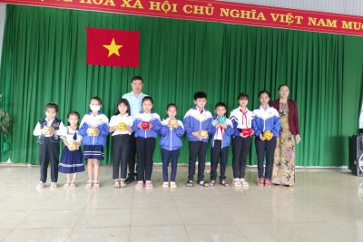 –  Liên đội xây dựng kế hoạch tổ chức phong trào “Nuôi heo đất giúp bạn đến trường” năm học 2022 – 2023 – Giáo dục ý thức tiết kiệm và thể hiện tinh thần tương thân tương ái, biết giúp đỡ các bạn có hoàn cảnh khó khăn hơn mình trong Liên, Chi đội. – Xây dựng được nguồn quỹ giúp học sinh nghèo, dùng để giúp đỡ những bạn có hoàn cảnh khó khăn trong Liên, Chi đội hay khen thưởng những cá nhân có cố gắng vượt qua hoàn cảnh khó khăn của bản thân để học tập tốt có tiến bộ. – Tất cả học sinh tự ý thức tiết kiệm phần quà, bánh của bản thân để đóng góp gây quỹ giúp bạn nghèo cho Chi đội nhằm tham gia tốt hoạt động phong trào của nhà trường.