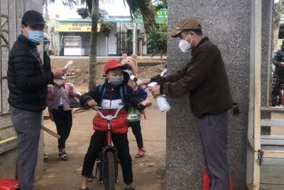 Công tác đo thân nhiệt cho học sinh. Đón các em trở lại trường sau thời gian học trực tuyến