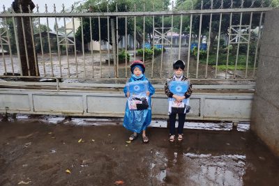 Tiếp sức em đến trường, tặng sách vở quần áo, cặp cho HS nghèo