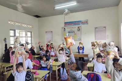 ” Tùng dinh dinh, cắt tùng dinh dinh”, Vậy là ngày hội được trông đợi nhất năm cũng đã đến. Cái không khí náo nhiệt của trung thu đã ngập tràn khắp các nẻo đường, khắp các con phố.  Hưởng ứng ngày tết trung thu của các bé tại trường TH Nguyễn Viết Xuân. Chúc các con có một cái tết thật vui vẻ nhận được thật nhiều quà và nhận được thật nhiều lời chúc tốt đẹp trong ngày này nhé!