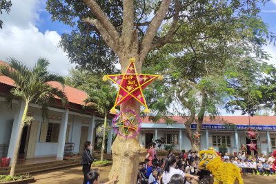 Trung thu mang nghĩa là giữa mùa thu. Có thể hiểu tết trung thu được tổ chức vào giữa mùa thu hay chính là ngày rằm tháng tám hằng năm khi mặt trăng sáng và tròn đầy nhất. Đây chính là một trong những nét đẹp văn hóa của các đất nước Á Đông. Ở nước ta, Tết trung thu có xuất hiện từ rất lâu rồi và được cho là ảnh hưởng bởi văn hóa Trung Hoa. Tuy nhiên không vì thế mà ngày tết này làm mất đi bản sắc Việt. Ngày tết trung thu n cho HS trường TH Nguyễn Viết Xuân.