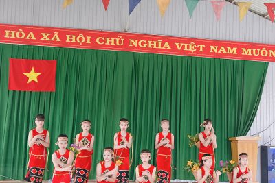 Dân tộc Việt Nam ta vốn có truyền thống “Tôn sư, trọng đạo” bởi người thầy đã góp phần hun đúc nên tâm hồn Việt Nam qua các thời kỳ, là cầu nối giữa quá khứ với hiện tại và tương lai dân tộc. Trong xã hội xưa, vị trí người thầy đã được đặt rất cao. Thời phong kiến, trong bậc thang giá trị xét theo cấu trúc “Quân – Sư – phụ” nhà giáo được xếp dưới vua nhưng trên cha mẹ. Ca dao cũng có câu: “Muốn sang thì bắc cầu Kiều, muốn con hay chữ thì yêu lấy thầy”. Trong chế độ mới, người thầy được tôn vinh là: “kỹ sư tâm hồn”, nghề dạy học là: “Nghề cao quy nhất trong những nghề cao quý, vì nó sáng tạo ra những con người sáng tạo”. Ngày nay có biết bao nhà giáo nhân dân, nhà giáo ưu tú và hàng triệu giáo viên khác – những người đang mang tâm huyết, trí tuệ, không quản ngại khó khăn, gian khổ cống hiến cho sự nghiệp “trồng người”. Những người thầy ấy luôn được coi trọng. Tôn vinh người thầy đã trở thành đạo lý, thành tình cảm tự nhiên của mỗi người chúng ta. Được coi trọng như vậy bởi người thầy luôn tượng trưng cho những gì chuẩn mực. Không những nắm đạo lý mà người thầy còn có sứ mệnh cao quý là truyền đạo lý cho mọi người, nhất là các thế hệ học trò của mình, giúp cho họ trở nên người có học vấn, có nhân cách tốt đẹp, có năng lực giúp ích cho đời, cho dân, cho đất nước. Chính vì những lẽ đó mùa thu năm 1982, Đảng và nhà nước ta đã có quyết định làm nức lòng giáo giới và nhân dân cả nước, đó là: Hàng năm cứ lấy ngày 20/11 là ngày nhà giáo Việt Nam ngày Hội của các thầy cô giáo các nhà quản lí giáo dục. Điều này thể hiện sự quan tâm sâu sắc của Đảng và nhà nước đối với sự nghiệp giáo dục và đào tạo đồng thời tôn vinh vị trí, vai trò của nhà giáo trong công cuộc xây dựng và bảo vệ Tổ quốc Việt Nam. Bởi vậy hàng năm cứ đến gần ngày này trên khắp các trường học của cả nước lại dấy lên phong trào thi đua “dạy tốt học tốt” chào mừng “Ngày nhà giáo việt Nam” Hoà chung với khí thế tưng bừng, phấn khởi của ngành giáo dục cả nước kỉ niệm 40 năm ngày nhà giáo Việt Nam (20/11/1982 – 20/11/2022). Thực hiện kế hoạch năm học và được sự đồng ý của Ban giám hiệu trường TH Nguyễn Viết Xuân, hôm nay Liên Đội TH Nguyễn Viết Xuân long trọng tổ chức buổi ngoại khóa dưới cờ với chủ đề Biết ơn Thầy Cô  kỉ niệm 40  năm ngày nhà giáo Việt Nam.