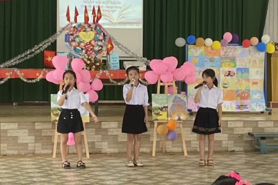 Trong đời sống của mỗi chúng ta, sách là kho tàng tri thức, là sản phẩm văn hóa tinh thần đóng vai trò rất quan trọng. Có thể nói sách là người thầy dạy cho chúng ta cách sống, cách làm người, hướng tới những giá trị nhân văn cao cả; Sách là người bạn gần gũi chia sẻ niềm vui, nỗi buồn của mỗi chúng ta. Vì thế, từ lâu đọc sách đã trở thành một nhu cầu thiết yếu của mỗi người. Không ai có thể phủ nhận được giá trị của sách và thế giới kì diệu mà mỗi trang sách mang đến. Việc phát triển văn hoá đọc, nhất là đối với trẻ em là điều vô cùng cần thiết. Hưởng ứng ngày Sách và Văn hóa đọc Việt nhằm tôn vinh giá trị ý nghĩa và tầm quan trọng của sách và “ Văn hóa đọc” trong đời sống tinh thần của con người. Khuyến khích đưa phong trào đọc sách trở thành thói quen, nét đẹp văn hóa trong mọi tầng lớp nhân dân Thủ đô. Chính vì vậy, thực hiện Kế hoạch năm học của trường Tiểu học Nguyễn Viết Xuân và Kế hoạch hoạt động của thư viện nhà trường năm học 2022. – 2023 Thư viện trường Tiểu học Nguyễn Viết Xuân xây dựng Kế hoạch tổ chức “Ngày hội đọc sách năm học 2022- 2023”. “Ngày hội đọc sách” sẽ góp phần đưa văn hóa đọc trở thành thói quen cho các con học sinh, rèn cho các con biết chọn những loại sách báo có nội dung tốt, tính giáo dục cao phù hợp với lứa tuổi, đồng thời giúp các con học tập những gương tốt việc tốt, các nhân vật sự kiện lịch sử, thế giới tự nhiên khoa học,… để phục vụ tốt trong việc học tập nâng cao kiến thức hình thành nhân cách của các con. Qua đó, góp phần tuyên truyền giáo dục cho các con về việc đọc sách cũng như trân trọng, giữ gìn và bảo vệ sách. Ngày hội đọc sách sẽ không chỉ thấm sâu trong tiềm thức mỗi cán bộ, giáo viên, nhân viên và học sinh trong nhà trường mà còn lan tỏa tới các bậc phụ huynh, tới những người yêu sách.
