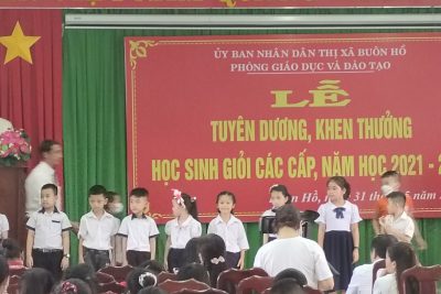 Học sinh tham gia nhận phần thưởng tuyên dương ken thưởng các cấp năm học 2021-2022