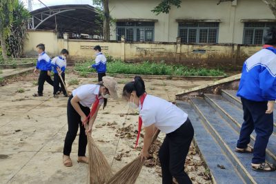 Thắp nhang tượng đài liệt sĩ xã Cư Bao