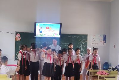 Nhân dịp kỷ niệm 92 năm Ngày thành lập Đoàn TNCS Hồ Chí Minh (26/3/1931-26/3/2023). Chiều ngày 24/3 Liên đội trường tiểu họcNguyễn Viết  Xuân đã tổ chức lễ kết nạp Đội viên cho 30 nhi đồng khối 3 năm học 2022-2023. Các em được kết nạp Đội đợt này đều là những nhi đồng chăm ngoan, có thành tích học tập tốt và tích cực tham gia phong trào, hoạt động của nhà trường, qua quá trình rèn luyện dự bị đội viên, được Liên đội theo dõi và đã ghi nhận. Được đứng trong hàng ngũ Đội Thiếu niên Tiền phong Hồ Chí Minh là vinh dự, niềm tự hào đối với các em. Vì từ hôm nay, các em được mang trên vai chiếc khăn đỏ thắm màu cờ Tổ Quốc. Màu khăn đỏ như nhắc nhở các em phải phấn đấu vươn lên không ngừng để trở thành Đội viên tốt, xứng đáng là con ngoan trò giỏi – cháu ngoan Bác Hồ. Giây phút thiêng liêng này sẽ là kỷ niệm đẹp của tuổi học trò của các em.