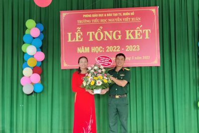 Mùa hè, mua hoa phượng nở, mùa của những chú ve sầu kêu inh ả. Nhưng cũng là mùa chia tay của những cô, cậu học sinh sau những năm tháng học tập cùng nhau.    Trên mỗi chặng đường đã đi qua là những dấu ấn không thể nào quên trong tâm trí của mỗi chúng ta. 5 năm học tiểu học cũng chỉ trong cái nháy mắt. Lớp học, thầy cô, mái trường vẫn còn đó, chỉ có ta là không còn ở đó.    Lớp học bàn ghế ngay ngắn, bạn bè cùng chơi, cùng học … tất cả đã trở thành một kỉ niệm đáng nhớ nhất. Tạm biệt thầy cô, mái trường và bạn, hẹn sau 3 tháng hè gặp lại … để lúc đấy chúng ta lại viết tiếp những kỉ niệm tuổi học trò thân thương.