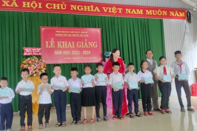Ngày 5/9/2023 hoà chung không khí ngày tựu trường cùng cả nước, trường tiểu học Nguyễn Viết xuân đã tổ chức lễ khai giảng và đón nhận những tình cảm cùng những món quà ý nghĩa đến từ thị xã Buôn Hồ, UBND xã Cư Bao, đơn vị kết nghĩa Đại đội 4 tiểu đoàn 7 Trung Đoàn 95. Mong rằng năm học 2023_2024 sẽ có thật nhiều may mắn và thật sự thành công rực rỡ!
