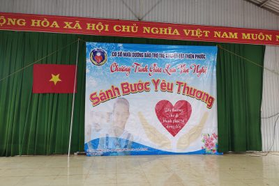 Với tinh thần  “Thương người như thể thương thân”,“Lá lành đùm lá rách”, giáo dục đạo đức và cuộc sống cộng đồng là một việc làm không thể thiếu trong nhà trường.Sáng ngày 05 tháng 12 năm 2023, trường TH Nguyễn Viết Xuân tổ chức chương trình giao lưu văn hóa, văn nghệ giữa đoàn trẻ em khuyết tật đến từ Cơ sở nuôi dưỡng bảo trợ trẻ khuyết tật Thiên Phước với cán bộ giáo viên công nhân viên và học sinh trong nhà trường với chủ đề “Sánh bước yêu thương”. Các em đã mang đến những lời ca, tiếng hát rất trong sáng, những tiết mục hay và cảm động, đến nỗi khi những lời ca, tiếng hát đó được cất lên trong lòng mỗi thầy cô, mỗi em học sinh trường tiểu học đều rưng rưng nước mắt, không dấu được dòng xúc cảm đang ùa về. chúng ta cũng thấy rằng tuy các em có những thiệt thòivề thể trạng nhưng tâm hồn các em vẫn mang đầy những ước mơ cháy bỏng, một nghị lực sống phi thường vượt lên đối mặt với số phận thật đáng khen và đáng khâm phục. Nhân buổi giao lưu này, ngoài các tiết mục  văn nghệ, BGH đã có những lời thăm hỏi, khích lệ, động viên ân cần đến cá em khuyết tật và kêu gọi các cán bộ, giáo viên, nhân viên và các em học sinh hãy cùng chung tay sẽ chia, giúp đỡ bằng hình thức quyên góp ủng hộ. Tuy rằng số tiền chưa nhiều nhưng đó là tấm lòng và là nguồn động viên, sẽ chia phần nào những khó khăn, thiếu thốn mà nhà trường đã dành cho các em khuyết tật. Buổi giao lưu kết thúc đã để lại trong lòng thầy và trò nhà trường những bài học quý giá về nghị lực vượt qua số phận của các em khuyết tật; Chắc chắn rằng, sau khi chương trình kết thúc, các em học sinh tự hứa với lòng mình sẽ hoàn thành xuất sắc nhiệm vụ học tập và tu dưỡng đạo đức tốt để góp sức mình sẽ chia, giúp đỡ những người khuyết tậ tthực hiện những ước mơ của họ. Những tấm lòng nhân ái luôn là những bông hoa tươi thắm tô điểm cho cuộc đời thêm tươi đẹp.