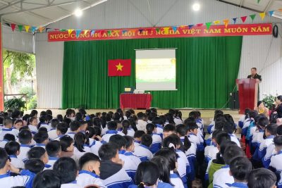 Trong không khí toàn Đảng, toàn dân, toàn quân ra sức thi đua lập thành tích cao nhất chào mừng kỷ niệm 79 năm ngày thành lập Quân đội Nhân dân Việt Nam (22/12/1944 – 22/12/2023), 34 năm Ngày hội Quốc phòng toàn dân (22/12/1989 – 22/12/2023). Ngày 18/12/2023 Liên Đội trường TH Nguyễn Viết Xuân phói hợp với hội CCB xã tổ chức buổi nói chuyện truyền thống cho học sinh nhà trường về lịch sử Quân đội Nhân dân Việt Nam anh hùng chủ đề: “Tiếp bước cha anh, xứng danh Bộ đội Cụ Hồ”. Với chủ đề: Uống nước – nhớ nguồn, tại chương trình, 300 học sinh nhà trường  và cán bộ, giáo viên, nhân viên đã được nghe bác Dương Thành – Báo cáo viên của Hội cựu chiến binh Xã Cư Bao nói chuyện truyền thống về lịch sử vẻ vang của Quân đội nhân dân Việt Nam, những chiến công oanh liệt, những câu chuyện xúc động của quân và dân ta trong kháng chiến… Buổi nói chuyện đã giúp các em học sinh ôn lại truyền thống vẻ vang của Quân đội Nhân dân Việt Nam, để các em hiểu rõ hơn về những chiến sĩ anh hùng, những chiến công hiển hách của các lực lượng vũ trang nhân dân ta: làm nên thắng lợi vĩ đại cuộc cách mạng tháng Tám năm 1945 lập nên nước Việt Nam dân chủ cộng hoà, đánh thắng hai Đế quốc là Pháp và Mỹ, hoàn thành thắng lợi sự nghiệp đấu tranh giải phóng dân tộc, thống nhất đất nước, cả nước đi lên xây dựng CNXH, đánh bại các cuộc chiến tranh xâm lược của các thế lực thù địch, bảo vệ vững chắc Tổ quốc Việt Nam XHCN và làm tròn nghĩa vụ Quốc tế. Dưới đây là một số hình ảnh về buổi nói chuyện: