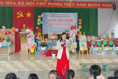 Những năm gần đây, xu hướng giáo dục STEM được nhiều nước, nhiều cơ sở giáo dục chú trọng bởi đây là cách tiếp cận hiện đại giúp người học có kiến thức tích hợp, liên ngành, có kỹ năng làm việc, có khả năng tư duy và giải quyết vấn đề thông qua việc học gắn liền với thực hành, đẩy mạnh đổi mới, sáng tạo từ trải nghiệm thực tế. Ngày hội STEM được tổ chức lần đầu vào năm 2015 theo sáng kiến của Tạp chí Tia Sáng  và Liên minh STEM, dưới sự bảo trợ của Bộ Khoa học và Công nghệ. Kể từ đó, sự kiện này được tổ chức hằng năm vào dịp Ngày hội Khoa học và Công nghệ Việt Nam. Mục đích của Ngày hội nhằm phổ biến và nâng cao nhận thức xã hội về giáo dục STEM, một mô hình giáo dục hiện đại đã được triển khai tại nhiều nước trên thế giới. Đây là sân chơi bổ ích góp phần phát triển phẩm chất và năng lực cho học sinh, thúc đẩy đổi mới sáng tạo trong dạy và học. Đồng thời qua sự kiện này, các thầy cô giáo, các em học sinh trong nhà trường được trao đổi kinh nghiệm để thực hiện chất lượng, có hiệu quả nội dung giáo dục STEM. Hưởng ứng Ngày hội STEM năm học 2023 -2024 với chủ đề “Khơi nguồn sáng tạo” , ngày 12 tháng 01 vừa qua, thầy và trò trường TH Nguyễn Viết Xuân  lần đầu tiên được trải nghiệm ở một sân chơi mới đầy bổ ích và lí thú. Với hơn một buổi thực hiện nhưng  hoạt động cũng mang đến cho thầy cô những nhận thức mới mẻ về giáo dục Stem, hiểu rõ hơn về mục đích, ý nghĩa của giáo dục Stem; đồng thời cũng cho học sinh làm quen và xây dựng các kỹ năng cần thiết để làm việc và phát triển trong thế giới công nghệ hiện đại của tương lai; nâng cao tính chủ động, đam mê, sáng tạo, tạo hứng thú trong học tập; khơi dậy đam mê nghiên cứu, tìm tòi, khám phá trong học tập; đưa học lý thuyết gắn với thực hành trở thành nhu cầu thực tế, hàng ngày qua mỗi giờ học, qua đó thắp lên ngọn lửa STEM trong mỗi học sinh trong nhà trường.