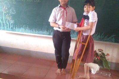 Với các em học sinh có hoàn cảnh khó khăn, việc thiếu thốn vật chất thường là rào cản lớn nhất để theo đuổi ước mơ. Nhiều em phải bỏ học giữa chừng vì không có tiền mua sách vở, đóng học phí, hay thậm chí đủ quần áo ấm để đến trường. Những chương trình tặng quà, trao học bổng chính là sự can thiệp kịp thời, giải quyết những khó khăn tức thời để các em có thể yên tâm đến lớp.