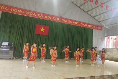 Hằng năm mỗi khi heo may về với một chút se lạnh, tia nắng vàng cuộn mình trong những chiếc lá khô, tháng 11 về với bao nỗi niềm bồi hồi xao xuyến. Có những người con mái tóc đã bạc theo năm tháng vẫn trọn một tấm lòng kính yêu thầy cô giáo năm xưa, vẫn nhớ về bài học đầu tiên. Và những cô cậu học trò hôm nay chúng em luôn biết ơn công lao nâng bước của các thầy các cô. Tất cả đều cùng hướng về ngày 20-11, ngày tôn vinh các nhà giáo Việt Nam.Tôn sư trọng đạo, là truyền thống quý báu của dân tộc Việt Nam, từ những nét chữ đầu tiên cô dạy, đến bài giảng của thầy, cho chúng em tri thức vào đời. Bằng tấm lòng yêu người, yêu nghề. Thầy cô chính là người dìu dắt các thế hệ học trò trên con đường đi tới ước mơ. Hòa chung trong không khí của cả nước chào mừng kỉ niệm 43 năm ngày nhà giáo Việt Nam (20/11/1982 – 20/11/2025). Hôm nay Liên đội Trường TH Nguyễn Viết Xuân Phường Cư Bao tổ chức Hội diễn văn nghệ chào mừng ngày Nhà giáo Việt Nam 20 tháng 11 năm 2025. Đây là dịp để thầy và trò nhà trường có dịp để thưởng thức những tiết mục văn nghệ, những tình cảm chân thành tha thiết nhất của thế hệ học trò gửi tới thầy cô trong ngày lễ đặc biệt trọng đại này.
