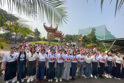 Trong bối cảnh giáo dục hiện đại, hoạt động trải nghiệm không còn là hoạt động ngoại khóa đơn thuần mà đã trở thành một phần bắt buộc và không thể thiếu trong chương trình giáo dục phổ thông. Hoạt động này được thiết kế để cung cấp cơ hội cho học sinh tiếp cận thực tế, tích hợp kiến thức đã học và phát triển toàn diện các kỹ năng cần thiết cho cuộc sống tương lai.  Hoạt động trải nghiệm là phương thức giáo dục mới, kế thừa và phát triển từ các hoạt động ngoài giờ lên lớp trước đây, nhưng với mục tiêu rõ ràng hơn: dịch chuyển trọng tâm từ việc trang bị kiến thức đơn thuần sang hình thành và phát triển phẩm chất, năng lực của người học.  Ý Nghĩa Sâu Sắc Của Hoạt Động Trải Nghiệm Hoạt động trải nghiệm mang lại những lợi ích to lớn, giúp học sinh không chỉ tiếp thu kiến thức mà còn rèn luyện nhân cách và khả năng thích ứng.  Tiếp xúc với Thế giới Thực: Các chuyến tham quan bảo tàng, lễ hội văn hóa, hay các chuyến đi thực tế lịch sử giúp học sinh làm phong phú kiến thức và hiểu sâu hơn về văn hóa, xã hội xung quanh. Phát triển Kỹ năng Mềm: Đây là môi trường lý tưởng để rèn luyện giao tiếp, hợp tác, giải quyết vấn đề và làm việc nhóm thông qua các dự án chung hay trò chơi tập thể. Khám phá Đam mê và Sở thích: Tham gia các hoạt động ngoại khóa như nghệ thuật, thể thao giúp học sinh phát triển kỹ năng sáng tạo và tìm ra đam mê cá nhân. Củng cố Kiến thức Học thuật: Việc kết hợp học lý thuyết và áp dụng vào thực tế giúp học sinh ghi nhớ kiến thức lâu hơn và hiểu sâu sắc hơn về những gì đã học. Nội Dung Chương Trình Trải Nghiệm Nội dung của Hoạt động trải nghiệm được xây dựng dựa trên mối quan hệ đa chiều của cá nhân học sinh với bản thân, xã hội, tự nhiên và nghề nghiệp. Chương trình thường được chia thành các nhóm hoạt động chính:  Hoạt động phát triển cá nhân: Tập trung vào việc tự khám phá, rèn luyện bản thân và hình thành kỹ năng sống. Hoạt động lao động: Liên quan đến các công việc thực tế như làm vườn, bảo trì cảnh quan trường học, giúp học sinh hiểu về giá trị lao động. Hoạt động xã hội: Bao gồm các hoạt động thiện nguyện, tham gia sự kiện cộng đồng, qua đó nuôi dưỡng tinh thần sẻ chia và trách nhiệm công dân. Hoạt động phục vụ cộng đồng và Hướng nghiệp: Đặc biệt ở các cấp lớn hơn, các hoạt động này giúp học sinh định hướng nghề nghiệp và chuẩn bị năng lực cơ bản của người lao động tương lai.