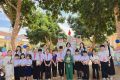 Ngày hội đọc sách trường TH Nguyễn Viết Xuân. Chiều 30 tháng 1, sân trường Tiểu học Nguyễn Viết Xuân ở Phường Cư Bao, ngập tràn sắc màu và tiếng cười của hơn 200 học sinh khi trường tổ chức Ngày hội đọc sách hưởng ứng Ngày Sách và Văn hóa đọc Việt Nam. Với chủ đề “Mở cuốn sách – Mở chân trời tri thức”, sự kiện không chỉ là dịp tôn vinh giá trị của sách, mà còn khơi dậy niềm đam mê đọc sách, hình thành thói quen học tập suốt đời cho các em từ nhỏ. Không khí sôi động với hàng loạt hoạt động thiết thực Ngay từ 13 giờ 30 , các gian hàng sách được trang trí sáng tạo bởi từng khối lớp đã thu hút đông đảo học sinh ghé thăm. Không giống không gian yên tĩnh của thư viện thường ngày, ngày hội biến sân trường thành một thế giới sách sống động, với đủ thể loại phù hợp với lứa tuổi tiểu học: từ truyện cổ tích Việt Nam, truyện tranh Doremon, Conan, đến sách khám phá khoa học, truyện về Bác Hồ và lịch sử dân tộc. Mỗi lớp tự thiết kế gian hàng của mình với những ý tưởng độc đáo: khối 3 xây dựng mô hình “Ngôi nhà tri thức” với thềm nhà là các tạp chí thiếu nhi, tường nhà là bộ truyện hay và mái nhà là sách tham khảo hỗ trợ học tập; khối 5 trình bày mô hình “Hải đăng Trường Sa” tạo thành từ hơn 300 cuốn sách về chủ quyền biển đảo, truyền tải tình yêu quê hương đến từng bạn học. Sau phần khai mạc của Cô hiệu trưởng, hàng loạt hoạt động tương tác diễn ra liên tục, tạo tiếng hò reo cổ vũ khắp sân trường: •	Cuộc thi “Rung chuông vàng” với các câu hỏi xoay quanh nội dung các cuốn sách phổ biến, kiến thức về an toàn giao thông, vệ sinh thực phẩm thu hút 30 thí sinh từ khối 4, 5 tham gia tranh tài. •	Cuộc thi kể chuyện theo sách dành cho khối 1, 2, nơi các em nhỏ tự tin thể hiện tài năng diễn xuất, truyền tải thông điệp về lòng tốt, sự chăm chỉ từ các câu chuyện cổ tích. •	Phần quyên góp sách cho thư viện trường, nơi các em mang những cuốn sách hay của mình để chia sẻ với bạn bè, làm phong phú thêm kho tàng sách của nhà trường. Năm nay, nhà trường đã nhận được hơn 500 cuốn sách từ học sinh và phụ huynh đóng góp.