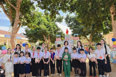 Ngày hội đọc sách trường TH Nguyễn Viết Xuân. Chiều 30 tháng 1, sân trường Tiểu học Nguyễn Viết Xuân ở Phường Cư Bao, ngập tràn sắc màu và tiếng cười của hơn 200 học sinh khi trường tổ chức Ngày hội đọc sách hưởng ứng Ngày Sách và Văn hóa đọc Việt Nam. Với chủ đề “Mở cuốn sách – Mở chân trời tri thức”, sự kiện không chỉ là dịp tôn vinh giá trị của sách, mà còn khơi dậy niềm đam mê đọc sách, hình thành thói quen học tập suốt đời cho các em từ nhỏ. Không khí sôi động với hàng loạt hoạt động thiết thực Ngay từ 13 giờ 30 , các gian hàng sách được trang trí sáng tạo bởi từng khối lớp đã thu hút đông đảo học sinh ghé thăm. Không giống không gian yên tĩnh của thư viện thường ngày, ngày hội biến sân trường thành một thế giới sách sống động, với đủ thể loại phù hợp với lứa tuổi tiểu học: từ truyện cổ tích Việt Nam, truyện tranh Doremon, Conan, đến sách khám phá khoa học, truyện về Bác Hồ và lịch sử dân tộc. Mỗi lớp tự thiết kế gian hàng của mình với những ý tưởng độc đáo: khối 3 xây dựng mô hình “Ngôi nhà tri thức” với thềm nhà là các tạp chí thiếu nhi, tường nhà là bộ truyện hay và mái nhà là sách tham khảo hỗ trợ học tập; khối 5 trình bày mô hình “Hải đăng Trường Sa” tạo thành từ hơn 300 cuốn sách về chủ quyền biển đảo, truyền tải tình yêu quê hương đến từng bạn học. Sau phần khai mạc của Cô hiệu trưởng, hàng loạt hoạt động tương tác diễn ra liên tục, tạo tiếng hò reo cổ vũ khắp sân trường: •	Cuộc thi “Rung chuông vàng” với các câu hỏi xoay quanh nội dung các cuốn sách phổ biến, kiến thức về an toàn giao thông, vệ sinh thực phẩm thu hút 30 thí sinh từ khối 4, 5 tham gia tranh tài. •	Cuộc thi kể chuyện theo sách dành cho khối 1, 2, nơi các em nhỏ tự tin thể hiện tài năng diễn xuất, truyền tải thông điệp về lòng tốt, sự chăm chỉ từ các câu chuyện cổ tích. •	Phần quyên góp sách cho thư viện trường, nơi các em mang những cuốn sách hay của mình để chia sẻ với bạn bè, làm phong phú thêm kho tàng sách của nhà trường. Năm nay, nhà trường đã nhận được hơn 500 cuốn sách từ học sinh và phụ huynh đóng góp.