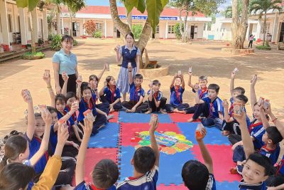Trại đọc sách trường TH Nguyễn Viết Xuân. rại đọc sách trường tiểu học: Khi những trang sách biến thành hành trình khám phá kỳ diệu Ngày nay, khi trẻ em tiếp xúc với màn hình kỹ thuật số từ rất sớm, việc nuôi dưỡng tình yêu với sách trở thành một trong những nhiệm vụ quan trọng của nhà trường và gia đình. Trại đọc sách trường tiểu học không chỉ là một hoạt động ngoại khóa đơn thuần, mà là một không gian kỳ diệu nơi những trang sách cũ và mới cùng nhau mở ra thế giới đầy màu sắc, giúp các em học sinh xây dựng thói quen đọc, phát triển tư duy và vun đắp tâm hồn nhân văn ngay từ lứa tuổi đầu đời.  Vì sao trại đọc sách là hoạt động không thể thiếu cho học sinh tiểu học? Đối với các em từ 6 đến 11 tuổi, giai đoạn hình thành nền tảng ngôn ngữ và nhân cách, sách không chỉ là công cụ học tập mà còn là người bạn đồng hành thân thiết. Trại đọc sách được thiết kế riêng cho lứa tuổi tiểu học mang lại những giá trị vượt trội mà hoạt động học tập chính khóa khó có thể bao phủ:  Xây dựng thói quen đọc bền vững: Thay vì bị ép buộc đọc sách để hoàn thành bài tập, các em được tự do khám phá các chủ đề yêu thích từ truyện cổ tích, sách khoa học thiếu nhi đến tranh vẽ, tạo ra niềm vui tự nhiên gắn liền với việc đọc. Phát triển toàn diện kỹ năng: Việc đọc sách giúp các em mở rộng vốn từ, rèn luyện khả năng tập trung, tăng cường trí tưởng tượng và khả năng diễn đạt ý tưởng cá nhân – những kỹ năng nền tảng cho mọi môn học sau này. Nuôi dưỡng giá trị nhân văn: Qua những câu chuyện về lòng tốt, sự dũng cảm hay lòng biết ơn, các em tiếp thu bài học làm người một cách tự nhiên, thay vì những lời dạy cứng nhắc. Tạo kết nối cộng đồng: Trại đọc sách là nơi các em chia sẻ sách, kể chuyện cho bạn bè cùng nghe, thay thế những giờ chơi đơn lẻ với thiết bị điện tử bằng những tương tác thực tế, ấm áp.